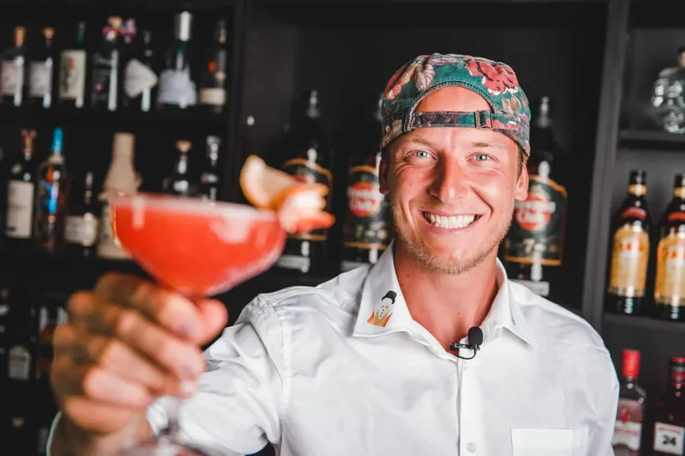Lasse fra GetBartender byder på en cocktail med et smil