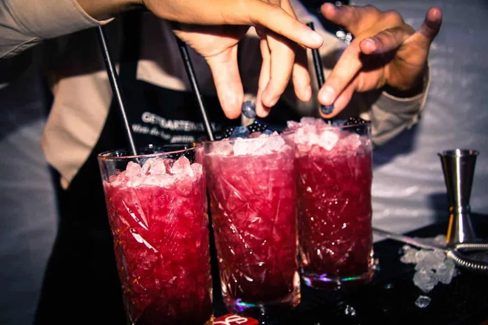 Tre røde cocktails fra GetBartenders eget billedarkiv