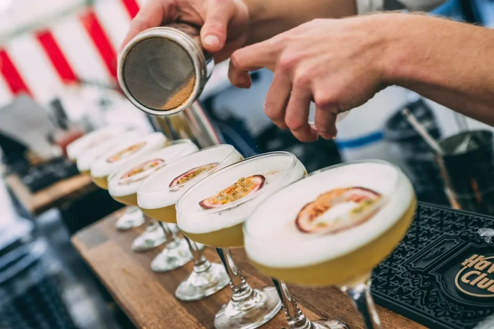 GetBartenders egne passionsfrugtcocktails gøres klar til servering