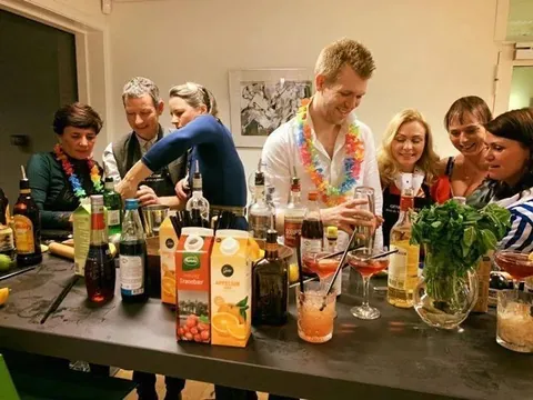 Et hold er samlet om baren til cocktailkursus