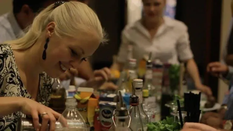 Gæster mixer cocktails sammen på GetBartenders cocktailkursus