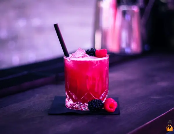 Pink cocktail med bær
