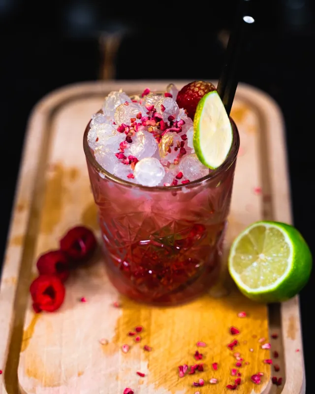 Cocktail med knust is, lime og bær