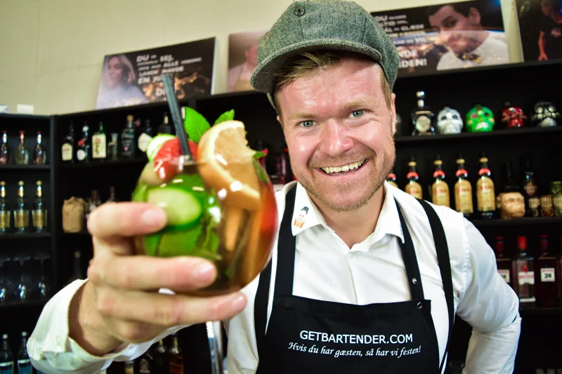 Lasse byder på en frisk cocktail med mynte og citrus