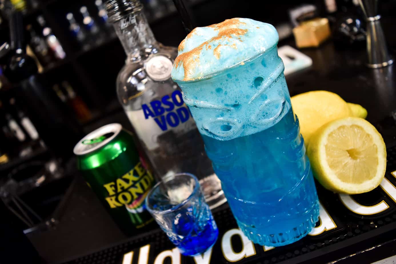 Isbjørn opskrift med guld og skum - cocktail opskrifter - Moderne isbjørn - cocktail med vodka - blå cocktail opskrift - blå drink opskrift