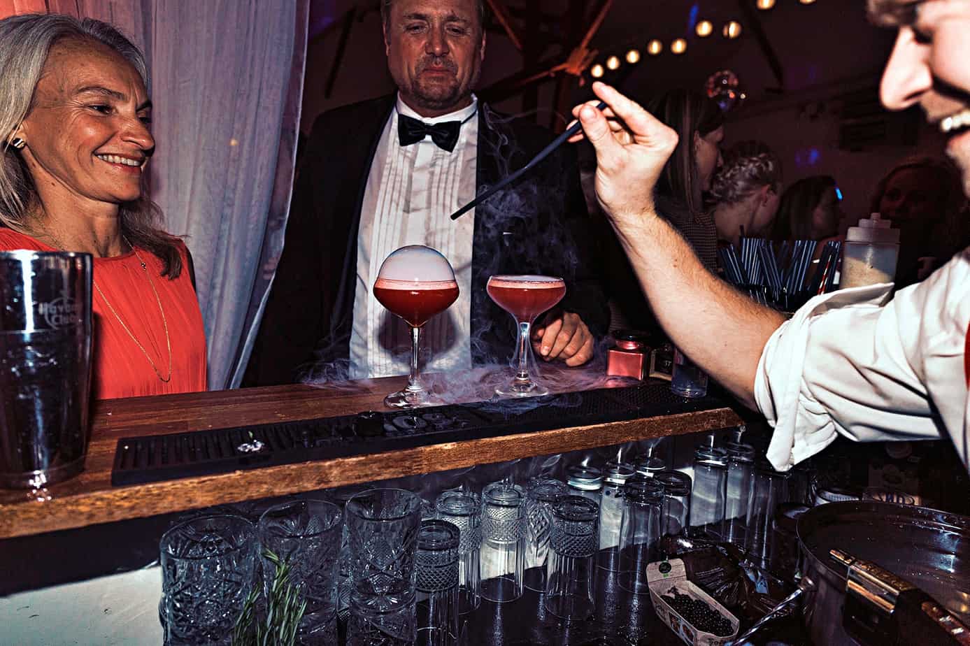 syre generøsitet tankskib 🥇 Festunderholdning og lækre cocktails? Lej Cocktailbar hos os! : Get  Bartender